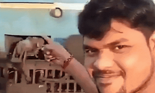 Thót tim cảnh người đàn ông 'ngang ngược' chụp ảnh tự sướng với đoàn tàu đang lao đến gần