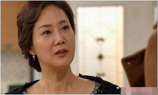 Đám cưới vừa kết thúc, mẹ chồng tôi nằm lì trong phòng ấm ức khóc, để rồi khi bà bộc bạch lý do thì tôi sửng sốt