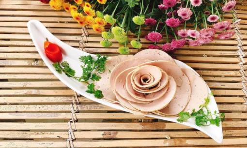 Thêm 1 cách cắt giò hình hoa hồng vừa dễ làm vừa đẹp, vụng đến mấy cũng làm được