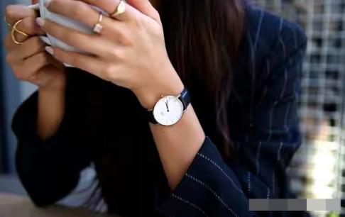 Phụ nữ đeo đồng hồ tay trái hay tay phải tốt hơn? Đừng mắc sai lầm và làm cho mọi người cười