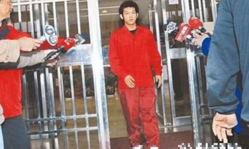 Được biết đến là người kế nhiệm Lý Liên Kiệt, vì tù tội mà phải đến dự đám tang của cha mình trong tình trạng còng tay, cùm chân