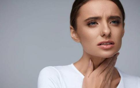 Đờm “mắc kẹt” trong cổ họng khó khạc ra được, có những mẹo sau đây để giúp long đờm