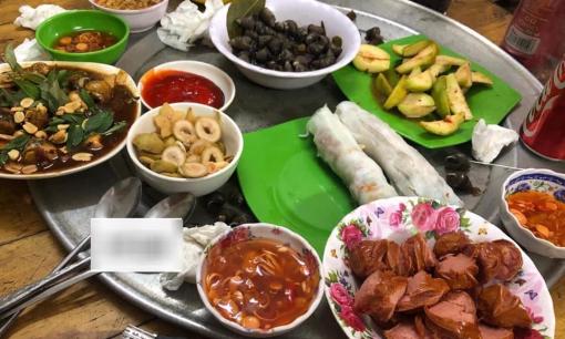 Cố ăn hết đồ thừa rồi chia đôi tiền trong lần đầu hẹn hò nên bị chê vô duyên, chàng trai lên mạng hỏi: 'Tôi sai chỗ nào?'