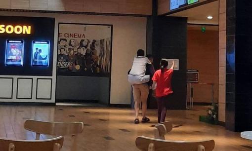 Hình ảnh con cõng bố đang còn mặc quần viện đi xem phim gây 'sốt' trên mạng