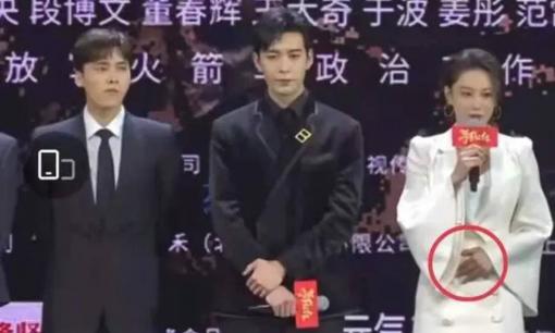 'Lý Mạc Sầu' Trương Hinh Dư bị nghi bầu bí lần hai khi liên tục sờ tay lên bụng 