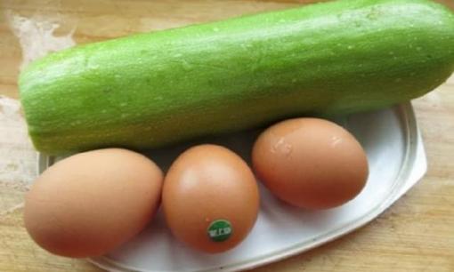 Mùa xuân, làm món bí ngòi chiên trứng vàng giòn, thơm ngon, nhà tôi ăn 2 lần trong 3 ngày