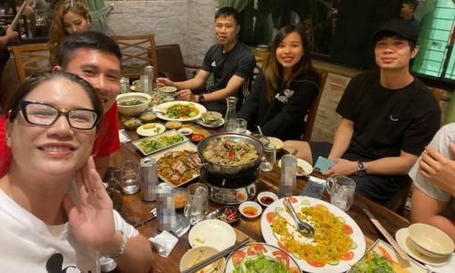 Công Phượng - Viên Minh hẹn hò đi ăn cùng Trang Trần và bạn bè sau chiến thắng nghẹt thở trước Nam Định