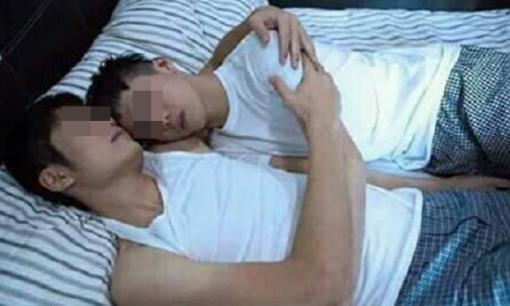 Dẫn bạn gái về phòng trọ, bạn cùng phòng đang nằm trên gác xép liền đòi xuống ngủ cùng giường