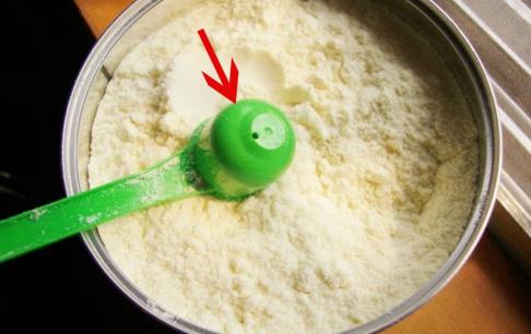 Tại sao lại có 'lỗ' ở dưới đáy muỗng sữa bột? Sau khi biết lý do, ai cũng bất ngờ