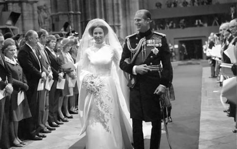 Hoàng thân Philip khi ở tuổi 52 trong đám cưới của con gái, gương mặt điển trai 'đè bẹp' cả con rể 25 tuổi