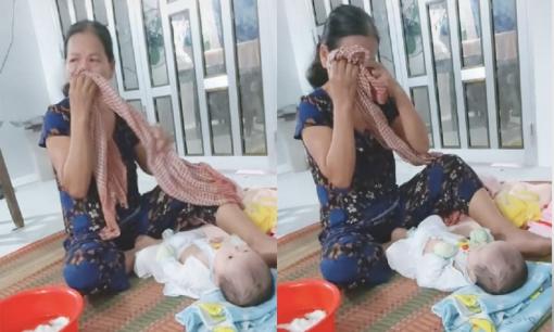Bà ngoại vừa tắm cho cháu vừa sụt sịt khóc vì con hết ở cữ phải đưa cháu về nội 