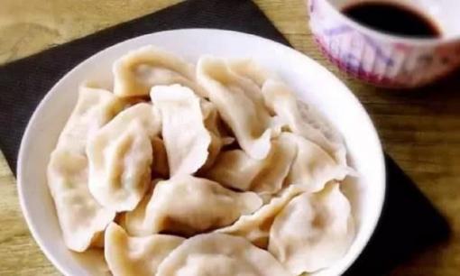 Khi làm sủi cảo, không nên trộn trực tiếp rau cải thảo. Làm thêm một bước nữa, phần nhân sẽ không chảy nước và bánh sẽ ngon hơn