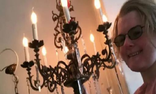 Kỳ lạ: Người phụ nữ muốn kết hôn với chiếc đèn chùm 93 tuổi 