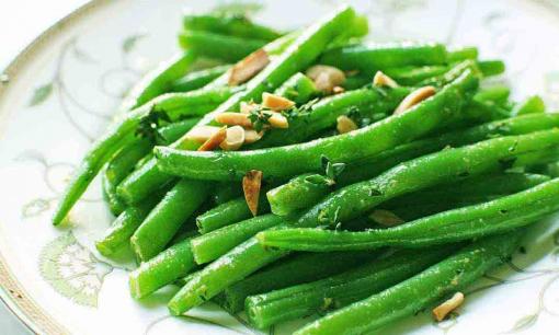 Khi xào đậu đũa không nên cho trực tiếp vào chảo, thêm một bước nữa là đậu tươi mềm, xanh giòn và thơm ngon