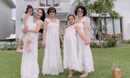Ca sĩ Phạm Quỳnh Anh diện đồ 'tông xuyệt tông' khi đi du lịch cùng đại gia đình