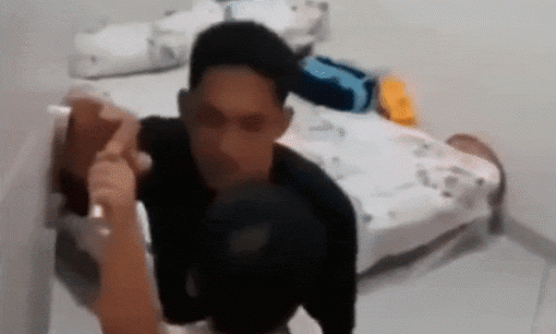 Con trai nhỏ của thủy thủ Indonesia gào khóc không cho bố đi làm, cuối cùng con tàu gặp tai nạn thảm khốc