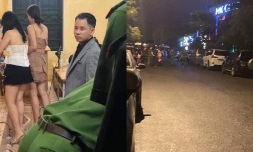 Xôn xao hình ảnh ca sĩ Lê Bảo Bình có mặt tại trụ sở công an sau khi biểu diễn tại quán bar