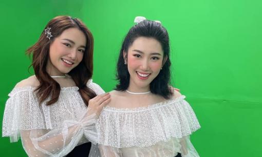 Nhã Phương diện đồ đôi với Thúy Ngân, đọ nhan sắc một chín một mười nhưng vẫn bị nhắc nhở