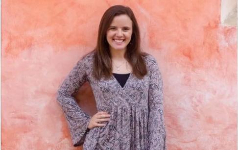 Một giáo viên 21 tuổi ở Hoa Kỳ đã quan hệ với một cậu bé 15 tuổi trên xe khi đưa cậu về nhà và bị mẹ của cậu bé tố cáo