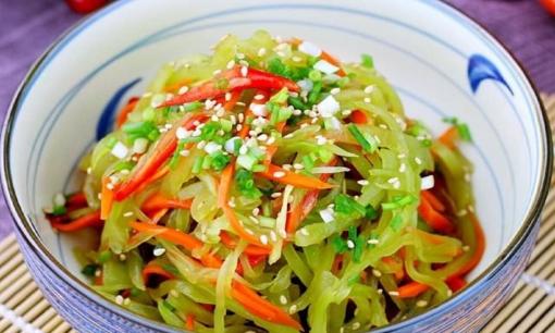 Có nên chần rau diếp ngồng không? Đầu bếp tiếp lộ phương pháp chính xác làm món salad rau diếp ngồng, vừa giòn mát vừa sảng khoái