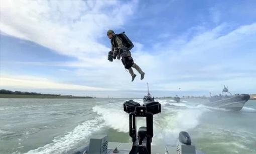 Lính Thủy quân Lục chiến Hoàng gia Anh bay lượn như chim trên biển nhờ ‘áo phản lực’