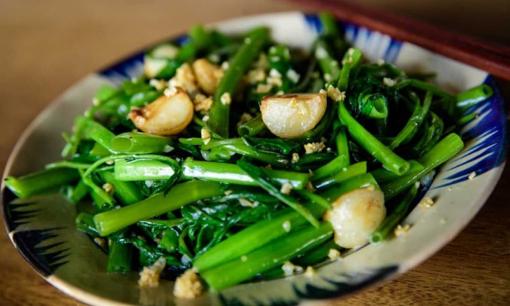 Luộc hay xào rau muống tưởng đơn giản nhưng không phải ai cũng biết mẹo để món này xanh mướt và giòn
