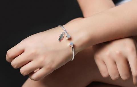 Điều gì xảy ra với những người phụ nữ đeo 'vòng tay bạc' lâu dài? Nhiều người vẫn chưa biết