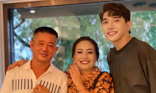 Châu Đăng Khoa hiếm hoi khoe cha mẹ, tiết lộ phụ huynh từng phải bán nhẫn để cứu mình