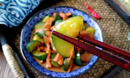 Dưa chuột không trộn hay xào, chỉ cần thêm thịt heo là có ngay một món ăn đưa cơm