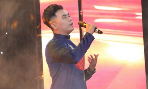 Chàng trai Lê Hoàng Thái bén duyên cùng đoàn hát lô tô