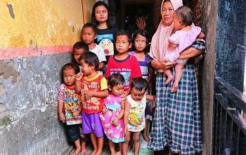 Một người phụ nữ 44 tuổi không hiểu biết về các biện pháp tránh thai nên đã sinh 16 đứa con, nay chồng đã qua đời và phải một mình nuôi con