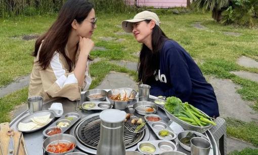 Son Ye Jin đi hẹn hò với 'chị gái Song Hye Kyo', dân tình đoán Hyun Bin là người chụp ảnh