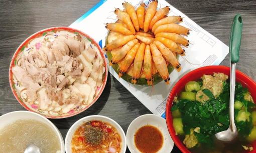 Sinh viên khoe mâm cơm tự nấu, dân mạng bình luận: Giờ đi học ăn sướng thế
