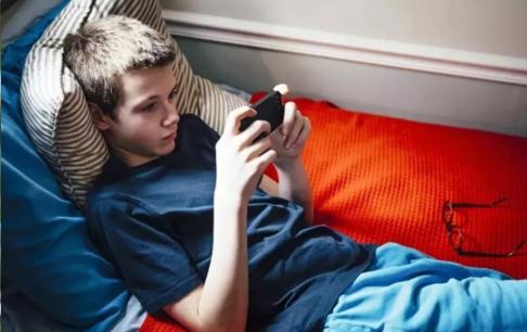 Tôi nên làm gì nếu thấy con xem các trang web xấu? Ba phương pháp này không làm tổn thương lòng tự trọng của con bạn