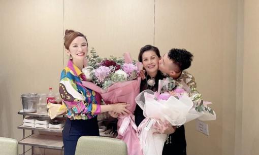 Vợ hai của đại gia Minh Nhựa rạng rỡ bên mẹ chồng, chứng minh mối quan hệ tốt đẹp