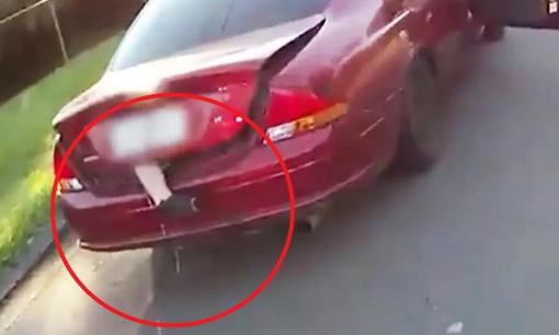 Chiếc xe bị cảnh sát bắt dừng lại khi thấy chân người lủng lẳng thò ra từ sau cốp xe