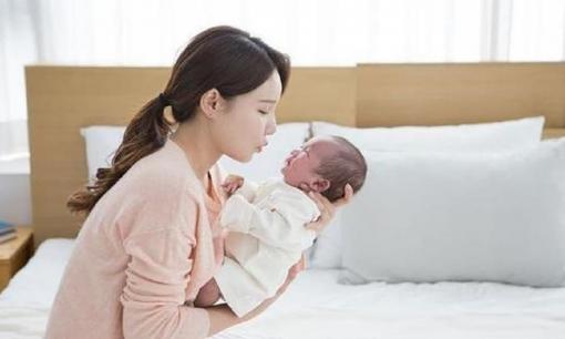 Trẻ em thường xuyên được ôm hay thường xuyên nằm sẽ tốt hơn cho sức khỏe? Bác sĩ: Sự khác biệt rõ ràng sau khi lớn lên