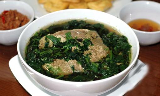 Bị mẹ chồng chê bai vì nấu canh cho nước mắm, vợ lập tức bỏ đi, ai ngờ chồng nhắn tin bắt về xin lỗi