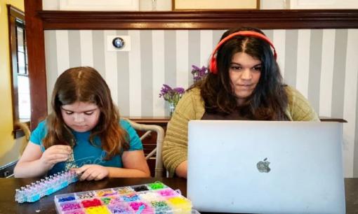 Không được đi học hay ra ngoài vì dịch, cha mẹ cần làm gì để biến 'khó chịu' thành 'niềm vui' cho các con?