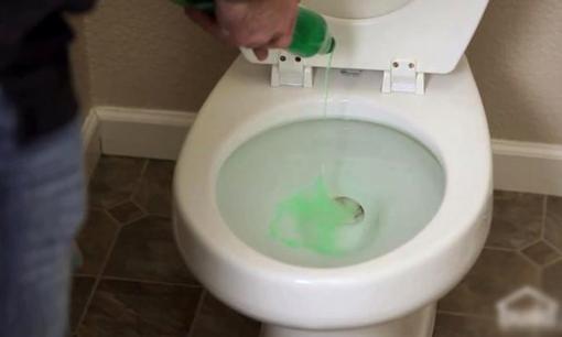 Cách xử lý bồn cầu bị tắc chỉ với nước rửa chén thông thường nhưng vô cùng hiệu quả 