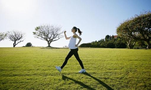 Đi bộ mang lại nhiều lợi ích cho bà bầu nhưng tuyệt đối không đi bộ ở thời điểm này nếu không muốn mất con