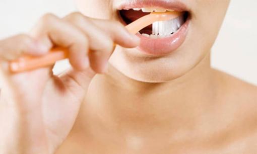 8 sai lầm gây tổn thương răng nhiều người mắc phải. Đánh răng đúng cách nên chú ý 4 điểm sau 