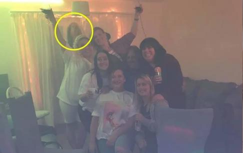 Bức ảnh chụp nhóm 7 người trong bữa tiệc nhưng lại xuất hiện 'bóng dáng' thứ 8 bí ẩn. Cư dân mạng thuyết phục gia chủ nhanh chóng chuyển đi
