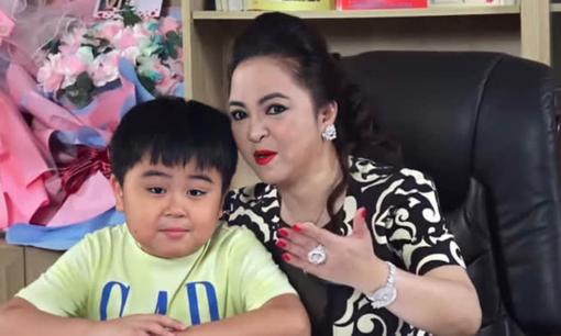 Xuất hiện trên livestream của mẹ, con trai bà Phương Hằng chia sẻ kênh YouTube có 1 người đăng ký, 30 phút sau tăng chóng mặt