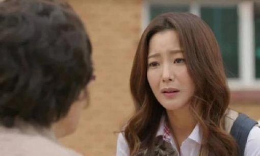 Nhờ tôi hiến máu mà mẹ chồng thoát khỏi cửa tử, ngày bà xuất viện tôi hóa đá khi nhìn thấy cuốn sổ đỏ trên tay chị dâu