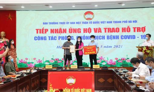 Thành Trung trao gần 400 triệu đồng vào quỹ Vaccine của cộng đồng