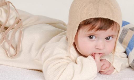 Nhiệt độ thay đổi liên tục nên mẹ hãy ghi nhớ 3 nguyên tắc khi mặc quần áo cho bé nhé!