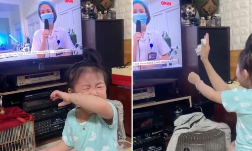 Khoảnh khắc bé gái òa khóc nức nở khi thấy mẹ ở tâm dịch Bắc Giang trên tivi gây xúc động mạnh