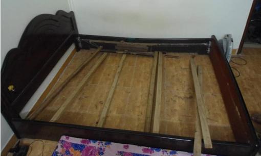 Kết hôn 6 tháng làm gãy 3 cái giường, bố mẹ quyết định xây giường bê tông cho vợ chồng con trai