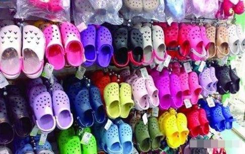 Mối nguy hiểm của giày, dép lỗ